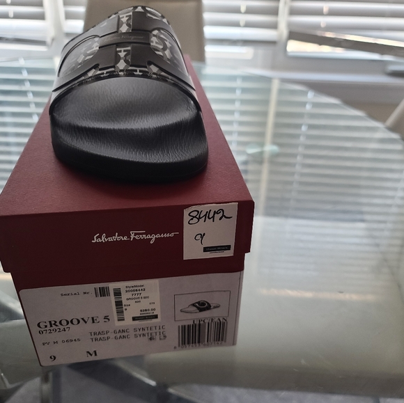 Ferragamo slides - Picture 1 of 3